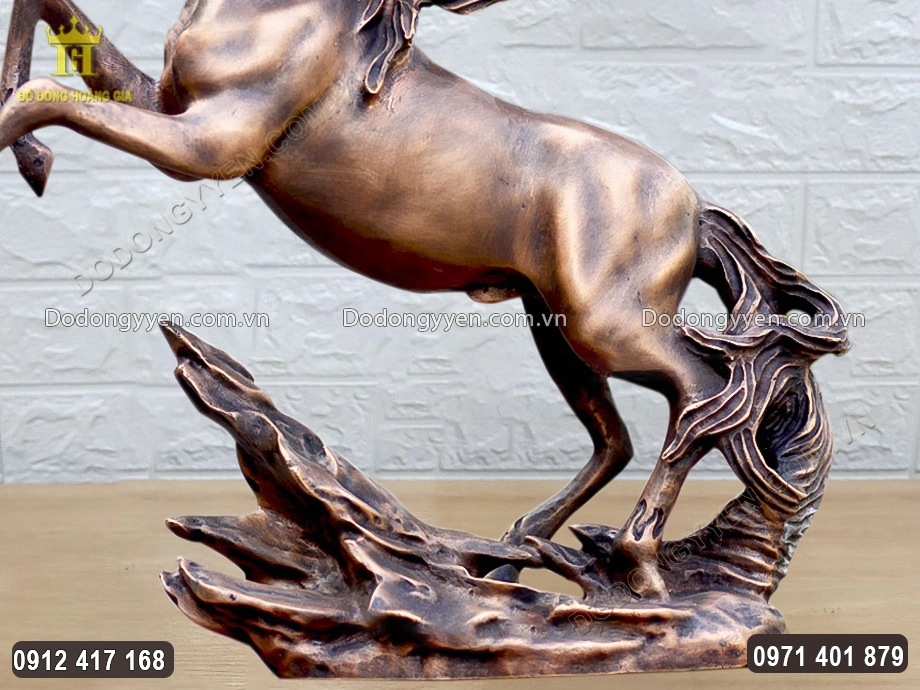 Đường n&eacute;t cơ bắp cuồn cuộn tr&ecirc;n th&acirc;n h&igrave;nh ngựa được chạm khắc sắc n&eacute;t